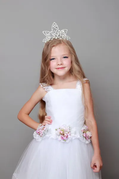 Encantadora joven en un vestido de bola blanco dulces sonrisas —  Fotos de Stock