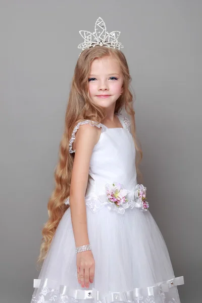 Jovem encantadora em um vestido de baile branco sorrisos doces — Fotografia de Stock