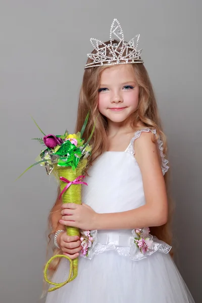 Encantadora joven en un vestido de bola blanco dulces sonrisas — Foto de Stock