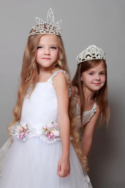 Charming and elegant little girls dressed in white and wearing a crown on Beauty and Fashion — Stock Photo, Image