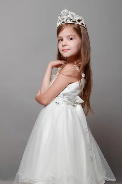Mooi meisje zet op een diamant diadeem op schoonheid en mode jonge princess glimlachend en poseren voor de camera — Stockfoto