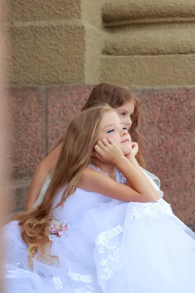 Küçük kızlar açık havada uzun saçlı beyaz elbiseler — Stok fotoğraf