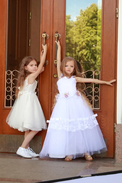 Małe dziewczynki w białych sukniach z długimi włosami na zewnątrz — Zdjęcie stockowe