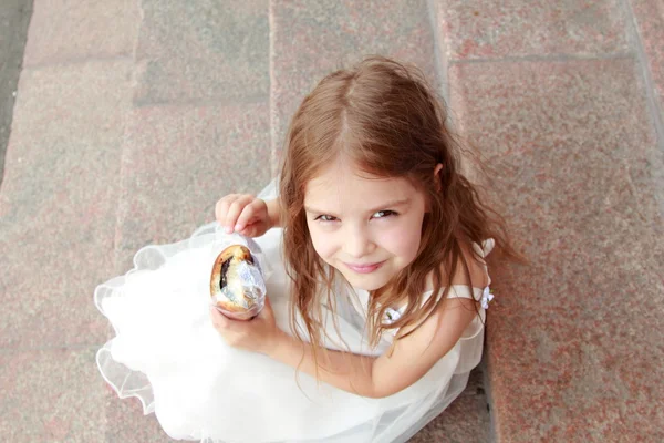 Kleine meisjes in witte jurken met lange haren buitenshuis — Stockfoto