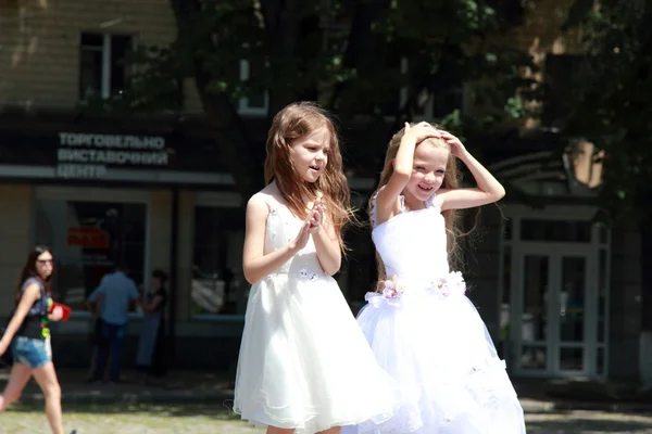 Glad glad tjej i vit brudtärna bröllopsklänningar mata duvor utomhus — Stockfoto