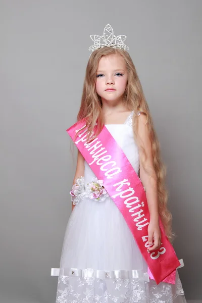 年轻漂亮的女孩，在冠和一件白色的连衣裙赢得选美比赛在乌克兰 — 图库照片