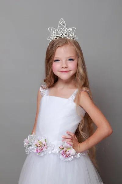 Jovem encantadora em um vestido de baile branco sorrisos doces — Fotografia de Stock