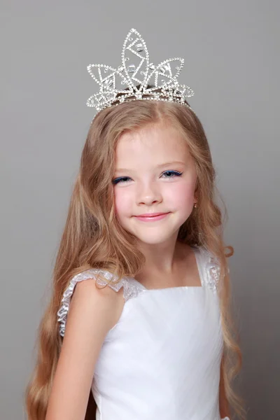 Affascinante ragazza in un abito da ballo bianco dolci sorrisi — Foto Stock