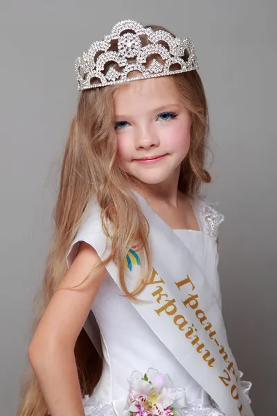 Affascinante ragazza in un abito da ballo bianco dolci sorrisi — Foto Stock