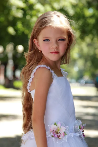 Małe dziewczynki w białych sukniach z długimi włosami na zewnątrz — Zdjęcie stockowe