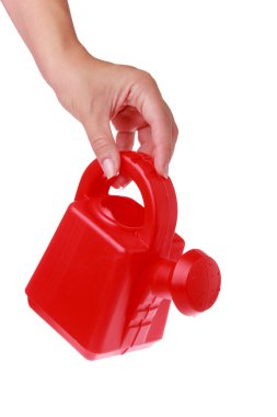 Beyaz bir arka plan üzerinde küçük, kırmızı bir sulama olabilir tutmak el