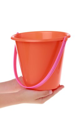 Çocuk el izole bir beyaz üzerinde oyun için küçük bir kırmızı kova tutarak