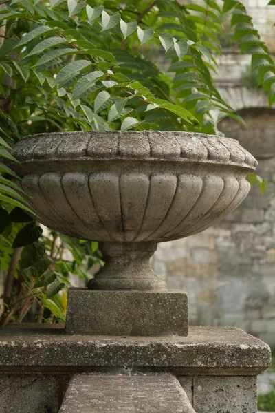 Старая каменная ваза стоит на перилах лестницы — стоковое фото