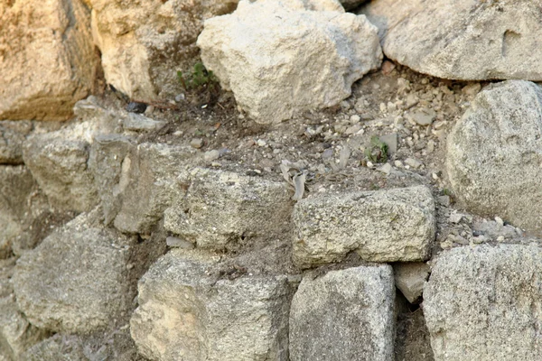 Vieux mur de pierre s'effondre — Photo