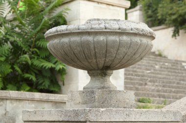 eski taş vazo Merdiven Küpeşte üzerinde duruyor.