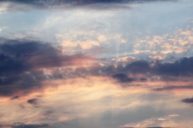 Bulutlu dramatik gün batımı