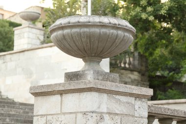 eski taş vazo dekoratif mimari unsur merdiven korkuluk üzerinde duruyor.