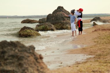 Çocuk deniz korsanlar tarafından oyun