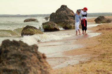Çocuk deniz korsanlar tarafından oyun