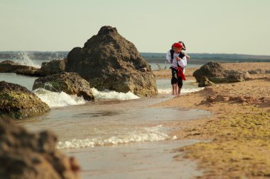 Beyaz şirin çocukları korsanlar deniz üzerinde oynamak.