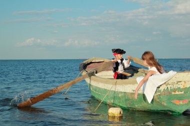 Korsanlar açık havada tiyatro performansı