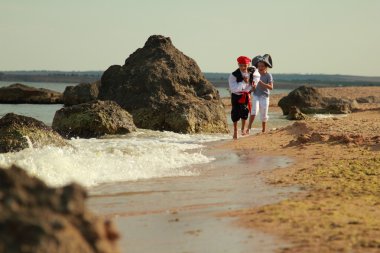 süslü elbise korsanlar oynayan genç çocuklarda büyüleyici