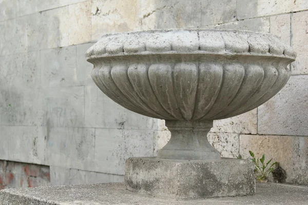 Большая каменная ваза — стоковое фото