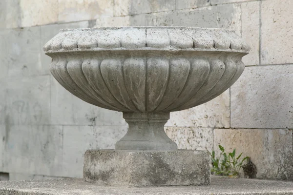 Old stone vase stands on the railing of the stairs, decorative architectural element — Stock Photo, Image