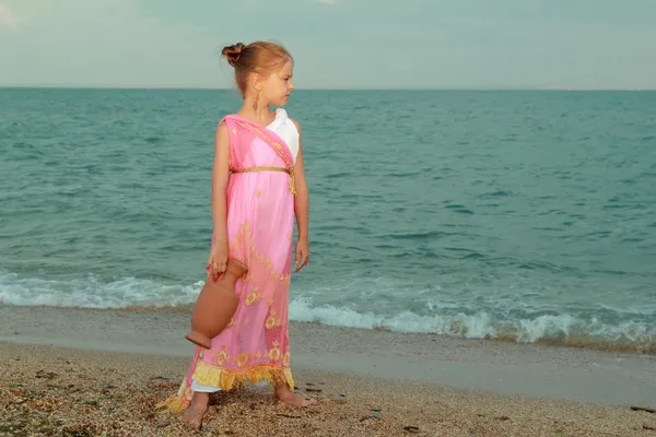 Sonriente linda niña en un hermoso vestido en estilo griego —  Fotos de Stock