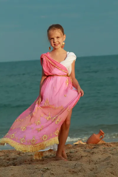 La muchacha joven en el papel de la diosa griega del aire libre — Foto de Stock