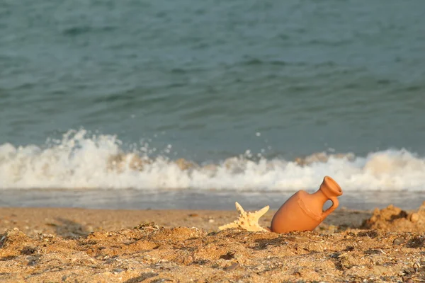 Amfora deniz suyu tarafından yıkanmış kum — Stok fotoğraf