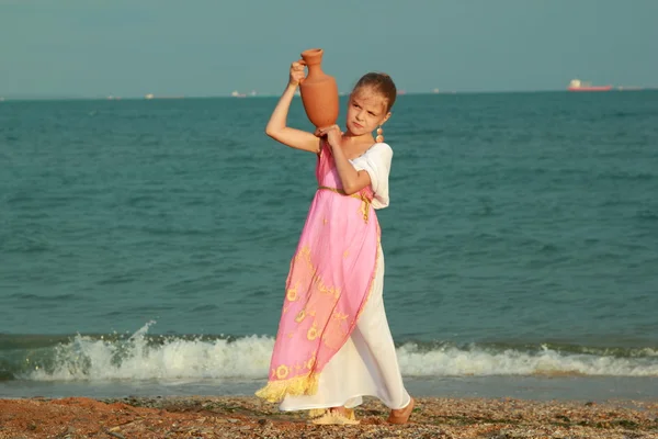 Młoda dziewczyna w roli greckiej bogini na zewnątrz — Zdjęcie stockowe