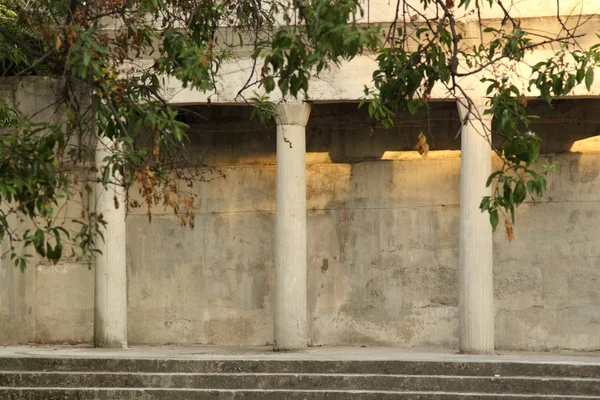 Edifício antigo com colunas antigas e escadas — Fotografia de Stock