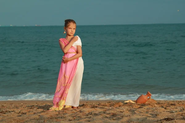 Vestido de niña en estilo antiguo —  Fotos de Stock