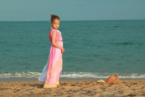 Mladá dívka v roli řecké bohyně venku — Stock fotografie
