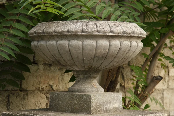 Pedra vaso decoração corrimão escadas — Fotografia de Stock