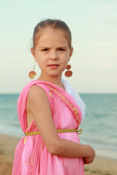 Doce menina doce com um sorriso doce e belos brincos — Fotografia de Stock