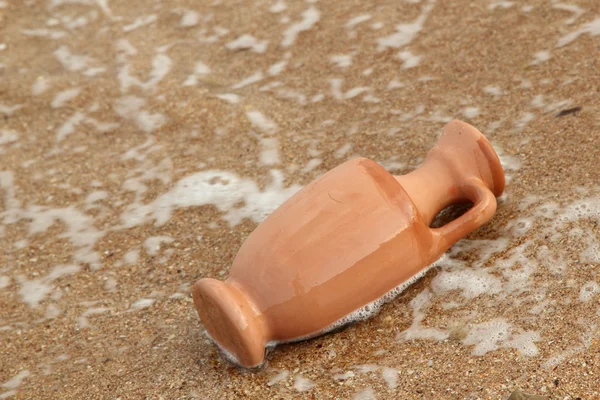 Old amphora on beach — Stok fotoğraf