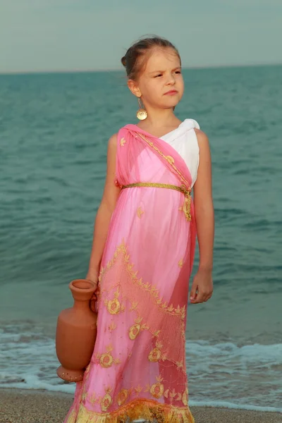 Schönes kleines Mädchen im antiken Stil — Stockfoto