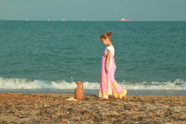 Vestido de menina em estilo antigo — Fotografia de Stock