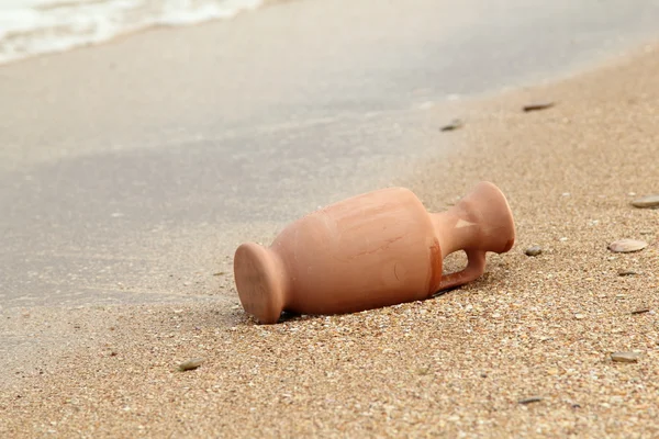 Old amphora on beach — Stock Photo, Image
