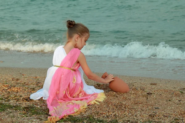 Ragazza nel ruolo della dea romana all'aperto — Foto Stock