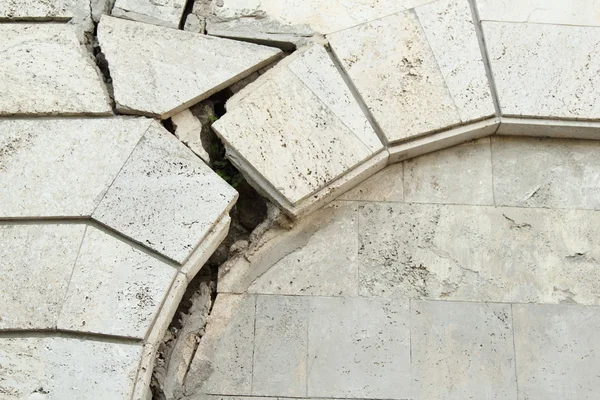 Viejo muro de piedra se derrumba — Foto de Stock
