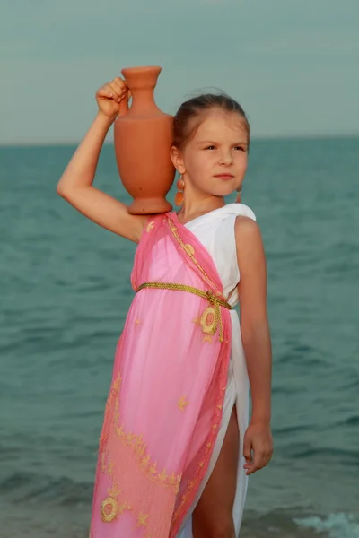 Souriant petite fille mignonne dans une belle robe de style grec — Photo
