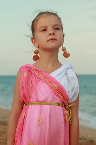 Porträt eines ziemlich glücklichen jungen Mädchens in antiken Kleidern — Stockfoto