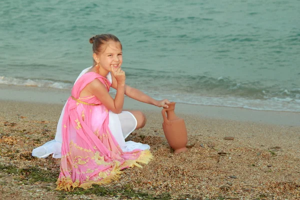Lachende schattig klein meisje in een mooie jurk in Griekse stijl — Stockfoto