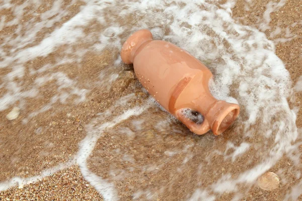 Old amphora on beach — Stock Photo, Image