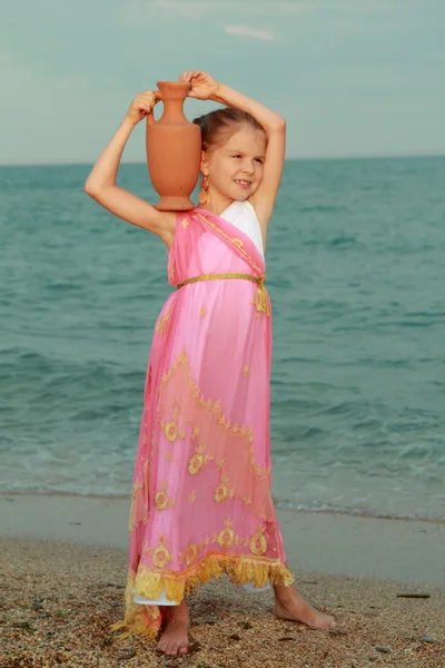 Lachende schattig klein meisje in een mooie jurk in Griekse stijl — Stockfoto