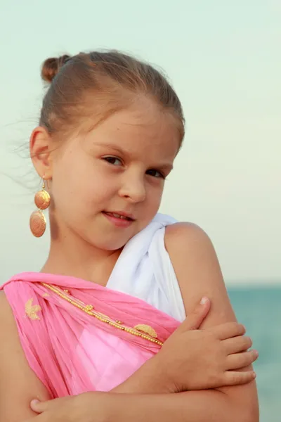 Retrato de uma menina muito feliz em vestido antigo — Fotografia de Stock