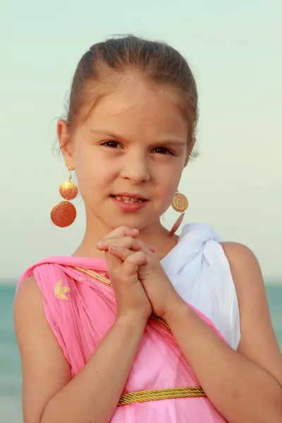 Retrato de uma menina muito feliz no vestido antigo com decorações — Fotografia de Stock